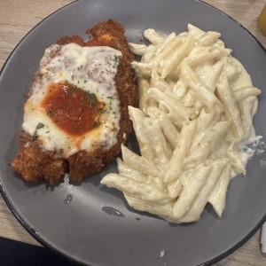 Chicken parmigiana com pasta blanca