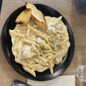 Penne Alfredo con pollo
