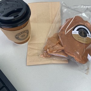 Capuccino, empanada y galleta tulipano