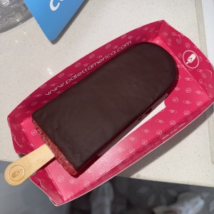 Paleta de fresa con leche condensada y chocolate negro