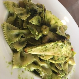 Farfalle con aceitunas, hongos y pollo en salsa de pesto 