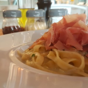 Tagliatelle, Prosciuto y salsa 4 quesos