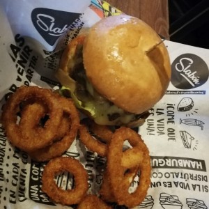 hamburguesas de hongos y aros de cebolla