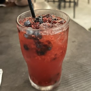Limonada de frutos rojos