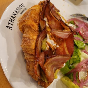emparedado avocado croissant y extra tocino