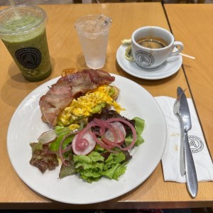 avocado croissant huevo revuelto y tocino