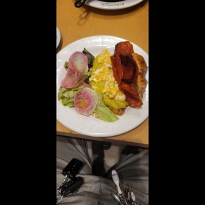 Avocado croissant con cantimpalo
