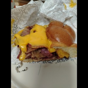 Emparedado pastrami con extra tocino