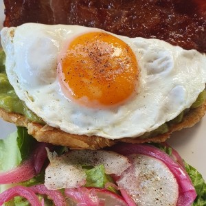 tostada con bacon, huevo y aguacate