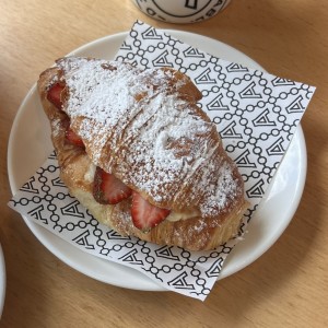 Croissant relleno de crema con fresas