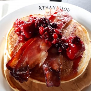 Pancake con mantequilla de Mani y frambuesas moras