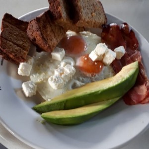 Pan keto tocino aguacates huevos queso