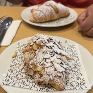 Croissant relleno de crema con fresas