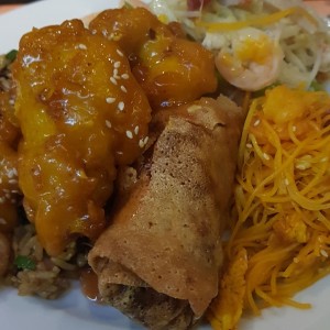Pollo, lumpia, fideos, arroz mixto y chopsuey