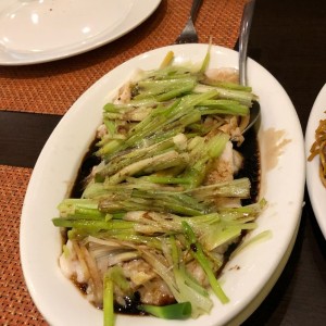 Pescado al Vapor con Jengibre y Cebollin. este plato tienes que probarlo.