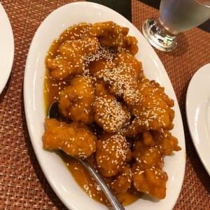 Pollo con Miel y Ajonjoli. muy rico. pero me parece que era mucha corteza apanada y poco pollo por dentro