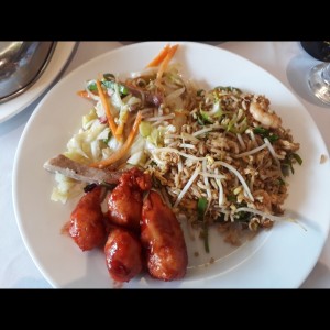 Arroz Frito de mariscos y pollo; showsue , pollo agridulce y lumpias