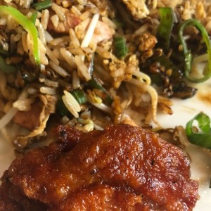 Arroz frito especial y chuletitas sal y pimienta