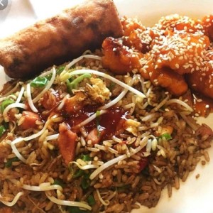 arroz , pollo a la miel y lumpia