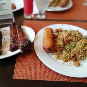 costillas con arroz chino mixto