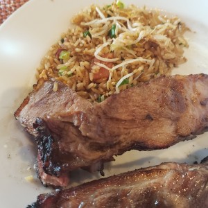Arroz tradicional y costillitas de cerdo. Excelente