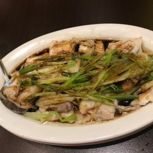 pescado al vapor con jengibre y cebollin