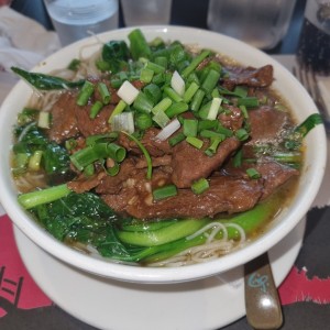 12 - Sopa de wanton Mein (con tallarines)