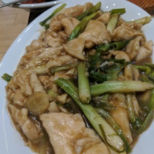 Pollo con jengibre y cebollinas