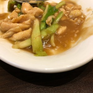 Pollo en salsa de genjibre y cebollina