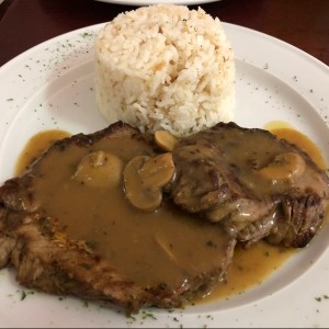Filete de res en salsa de hongos