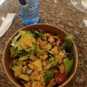 Ensalada Tex-Mex y botella de agua