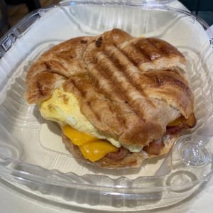 Emparedado en Croissant PIGGY