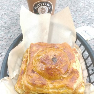 Pastelito de carne y cafe