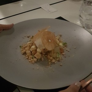 Postre con manzanas, crumbled y helado