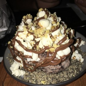 Helado de otro con nutella y popcorn