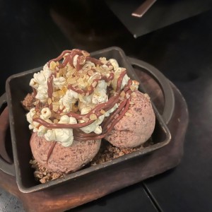 Postre con helado de chocolate