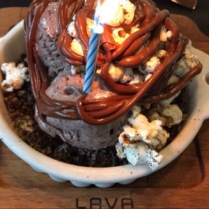 Postre - helado con oreo, nutella y popcorn