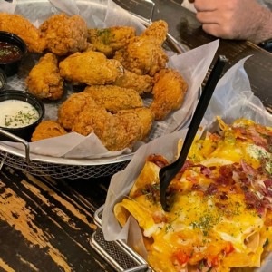 Alitas y nachos