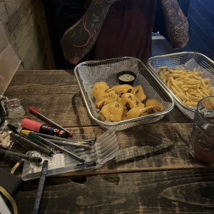 alitas bañadas y papas fritas