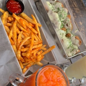 Alitas con alioli, papas y jugo natural