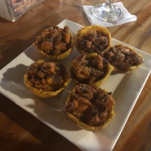 canasta de platano con mariscos mixtos