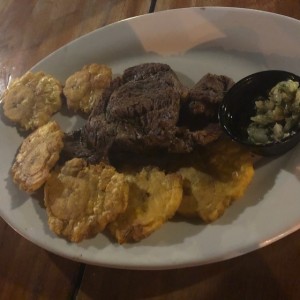 Rib Eye con chimichurri y patacones