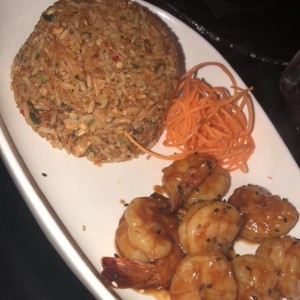 Langostinos con bowl de arroz frito