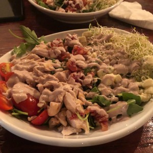 ensalada de pollo con tocino y queso