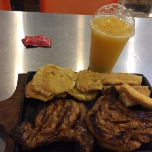 chuletas a la parrila con yuca y patacones
