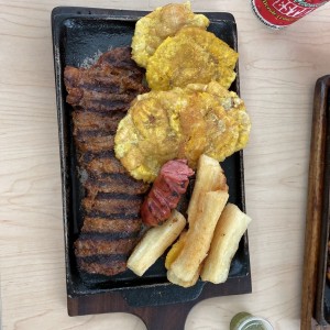Rib eye con patacones y yuca