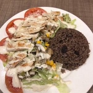 Ensalada de pollo con arroz moro.