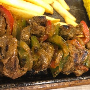 Brocheta de carne de res.