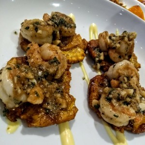 Patacones con Camarones al Ajillo
