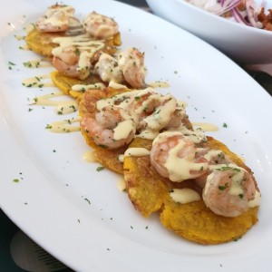 Patacones con Camarones al ajillo